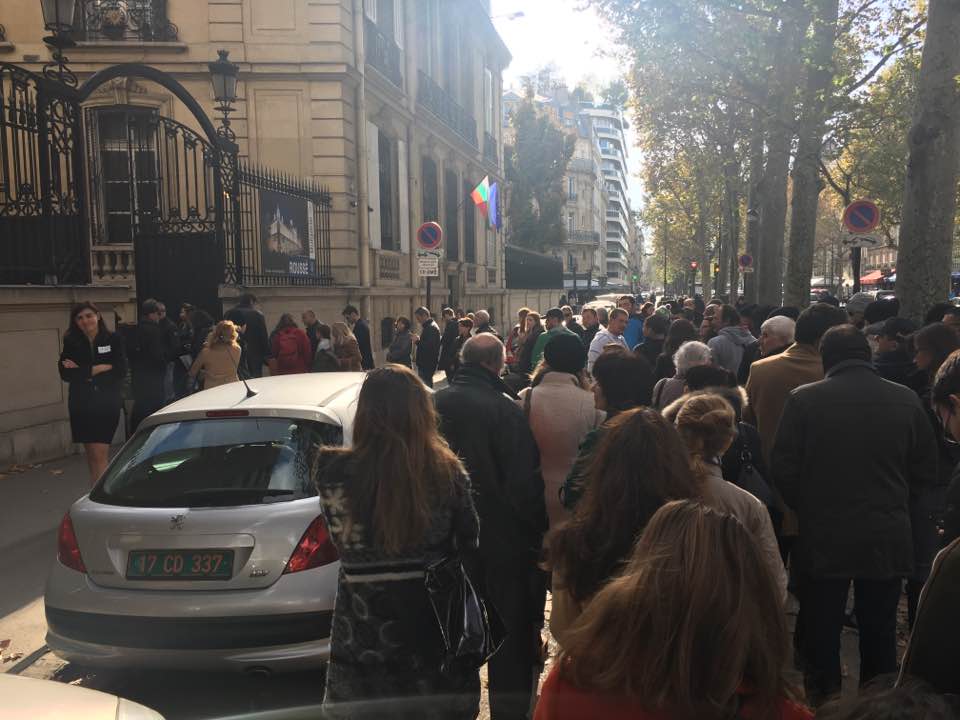 Часове чакаш да гласуваш в Париж