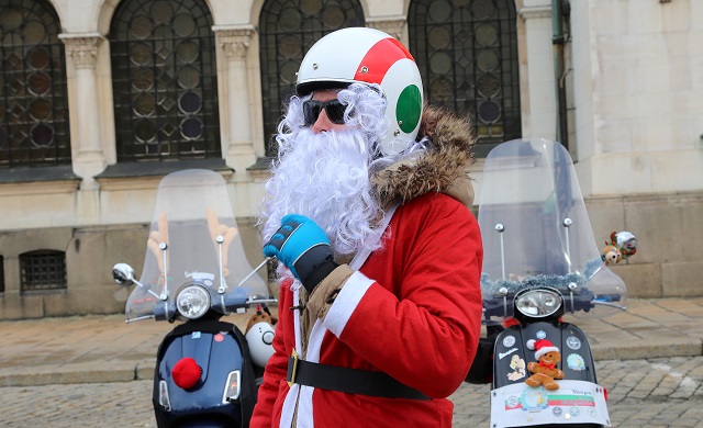 Дядо Коледа дойде в София на мотоциклет (СНИМКИ)