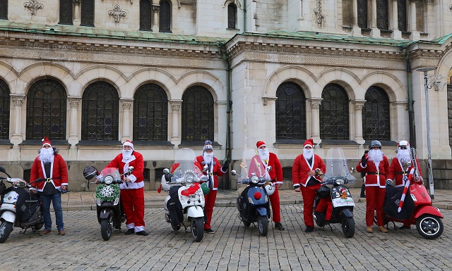 Дядо Коледа дойде в София на мотоциклет (СНИМКИ)