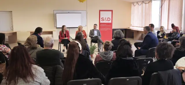 Вигенин и Пенкова с самодейност в Ямбол в поддръжка на деца с редки заболявания