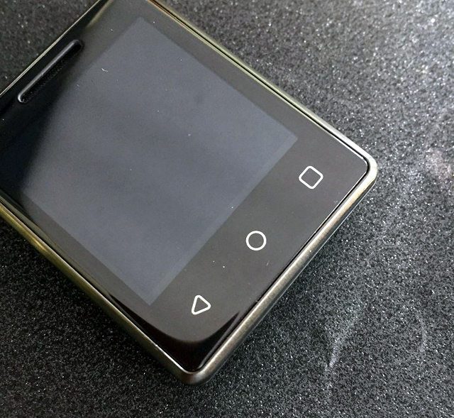 Най-малкият телефон със сензорен екран