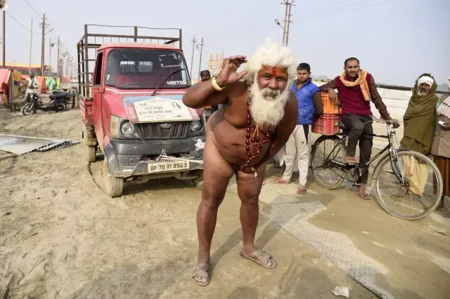  Индийски духовник реалокира микробус с пениса си, с цел да потвърди своята святост (СНИМКА) 