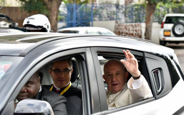 Папата се качи на Mahindra