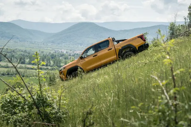 Тествахме новата Toyota Hilux на брутално офроуд трасе. Вижте и колко струва у нас