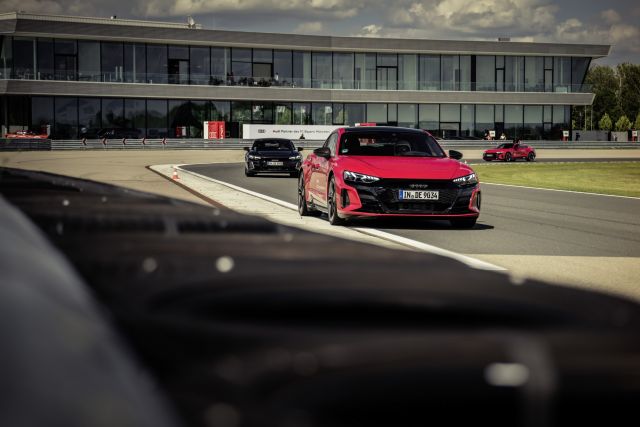 Футболисти на Байерн Мюнхен получиха ключовете за най-бързото ел. Audi
