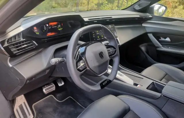Тествахме новото Peugeot 408. Дизайнът привлича погледи, но достатъчно ли е това и какви са цените у нас?