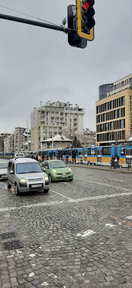 Автобус блъсна жена на "Красно село", трамваите са блокирани (СНИМКИ)