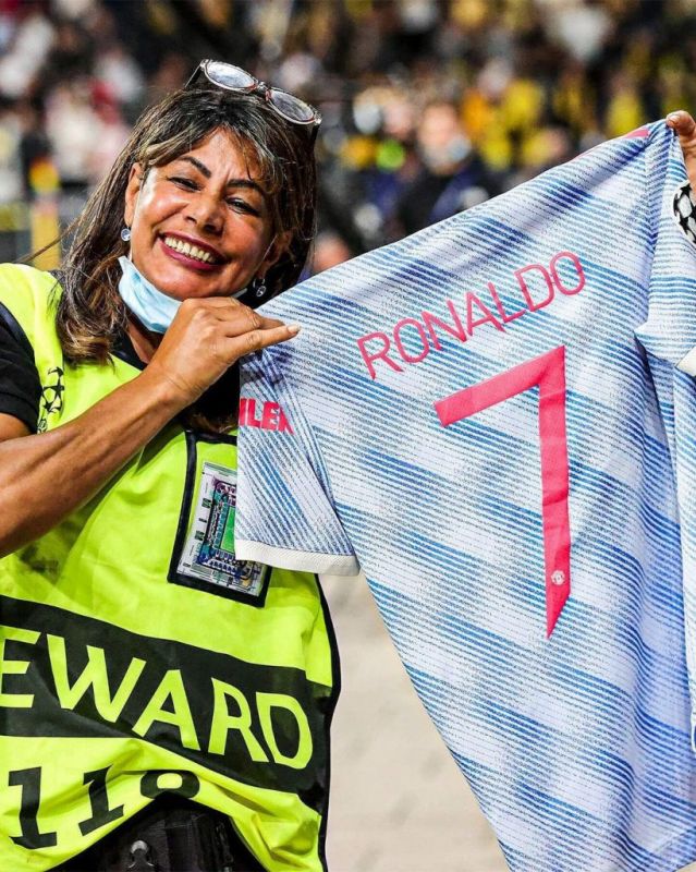  Роналдо удари с топката жена и тя падна на земята (ВИДЕО) 