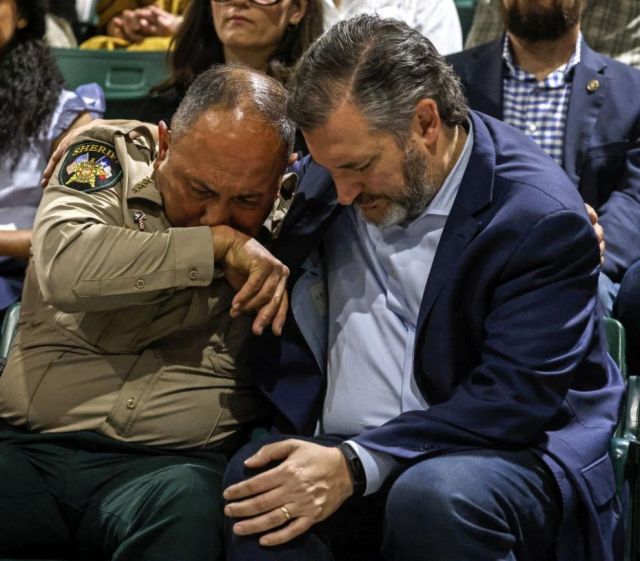 Родители на убитите деца в Тексас: Близо час полицията не предприе нищо 