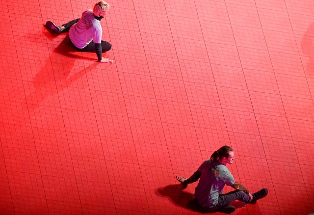 Екоактивисти се залепиха за червения килим на "Берлинале"