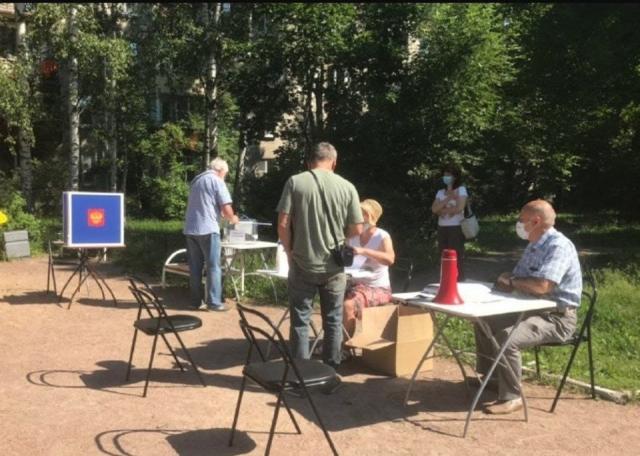 Референдум по "путински" – гласуване без лични карти и по няколко пъти дневно