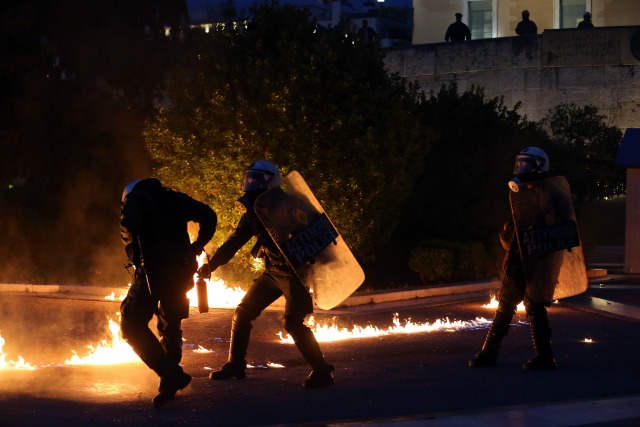 Гръцкият парламент не чу гласа на протестиращите