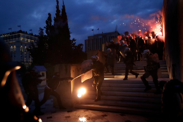Гръцкият парламент не чу гласа на протестиращите