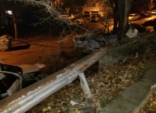 Страшно меле във Варна! Момче изхвърча от кола, удари се в друга (СНИМИ)