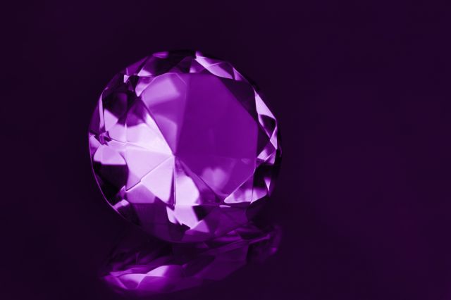 Жена отиде в гората за дърва и намери диамант за 25 000 долара 