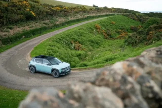 Renault 4 E-Tech измина над 1600 км без нито едно зареждане с конвенционално „мръсно“ електричество