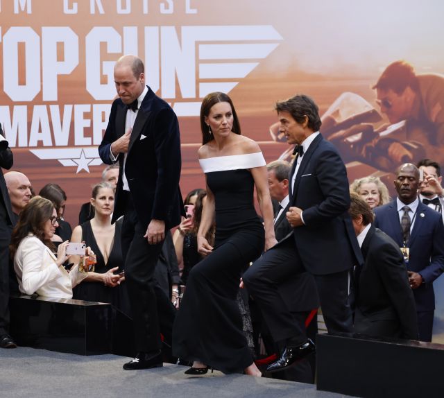 Том Круз поведе за ръка Кейт Мидълтън по червения килим в Лондон (ВИДЕО)