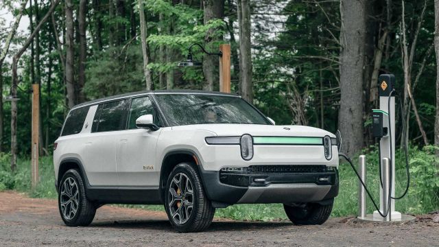 Rivian изпраща почти всички коли в сервиза