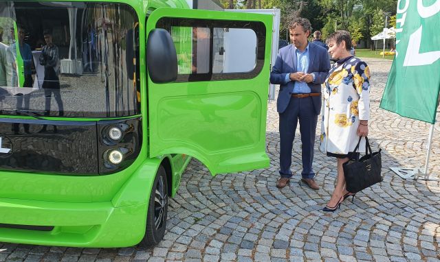 Везиева на представянето на първия БГ електрически лекотоварен автомобил: Бъдещето е в зелените технологии