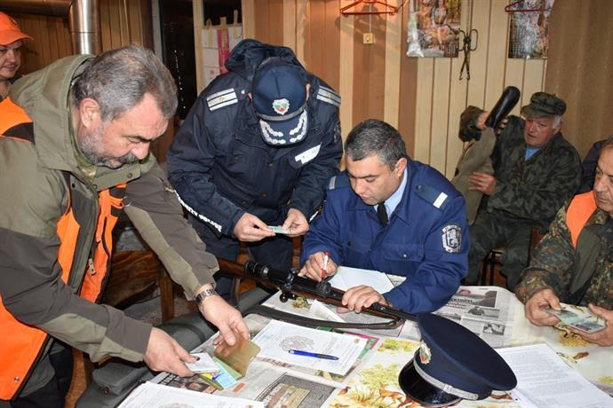 Вижте как МВР инструктира ловците СНИМКИ