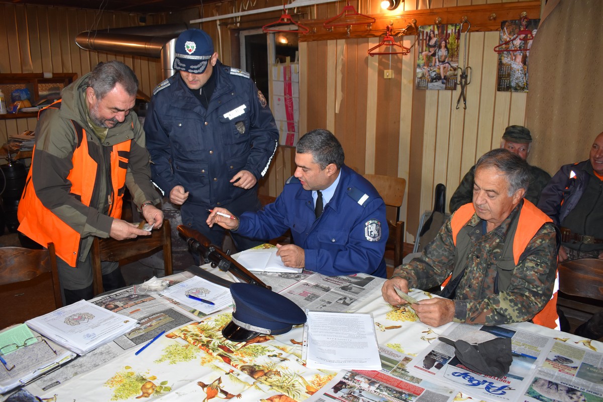 Вижте как МВР инструктира ловците СНИМКИ