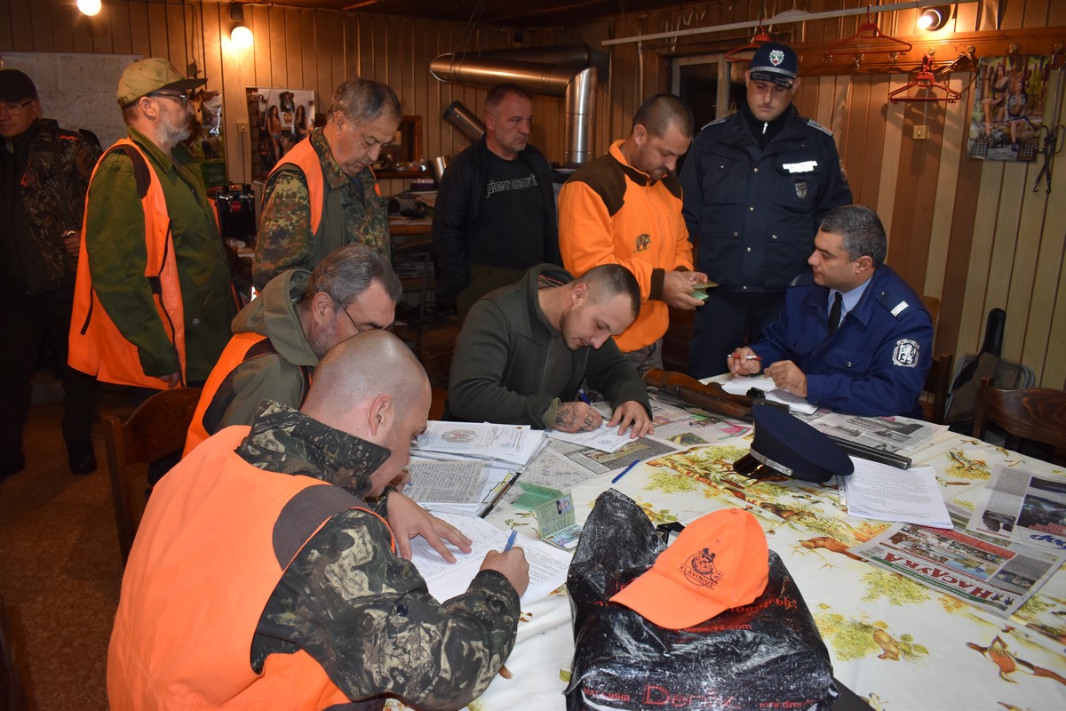 Вижте как МВР инструктира ловците СНИМКИ