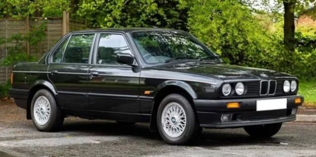 Продава се 32-годишно BMW 3er E30, което е "като ново"