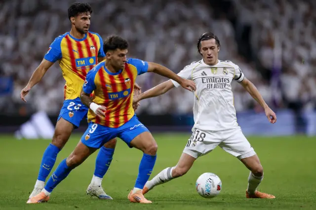 Реал Мадрид загря за Ливърпул, разбивайки Валенсия и дръпна на върха