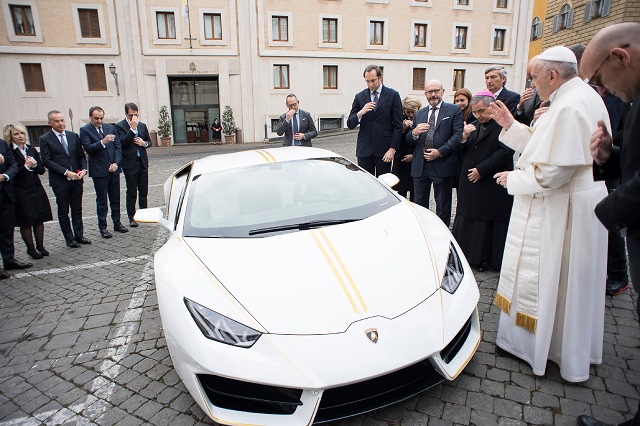 Папа Франциск продава Lamborghini на търг (СНИМКИ)