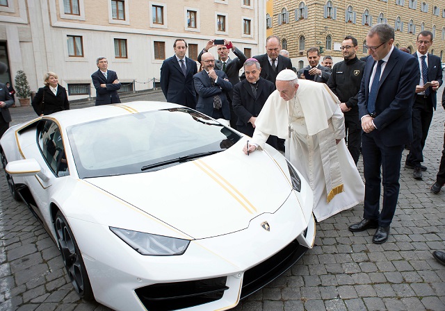 Папа Франциск продава Lamborghini на търг (СНИМКИ)