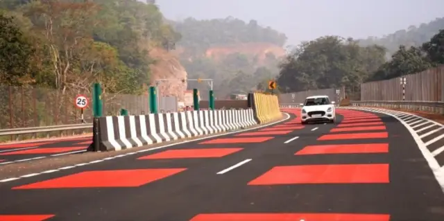 В Индия път беше оцветен в червено