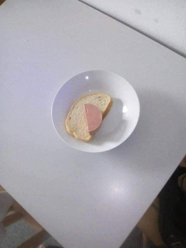 Ако COVID-19 не те умори в болницата, то храната ще го направи (СНИМКИ)