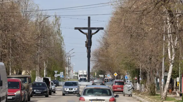  Издигнаха 12-метров кръст с разпнат Христос на кръстовище в Елин Пелин (СНИМКИ) 