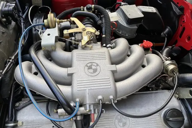 Продава се едно от най-уникалните BMW-та Е30