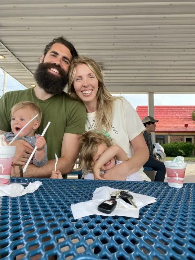 Вижте по какъв начин гей мъж и хетеросексуална жена съумяха да запазят брака си | ФАКТИ.БГ Вижте по какъв начин гей мъж и хетеросексуална жена съумяха да запазят брака си