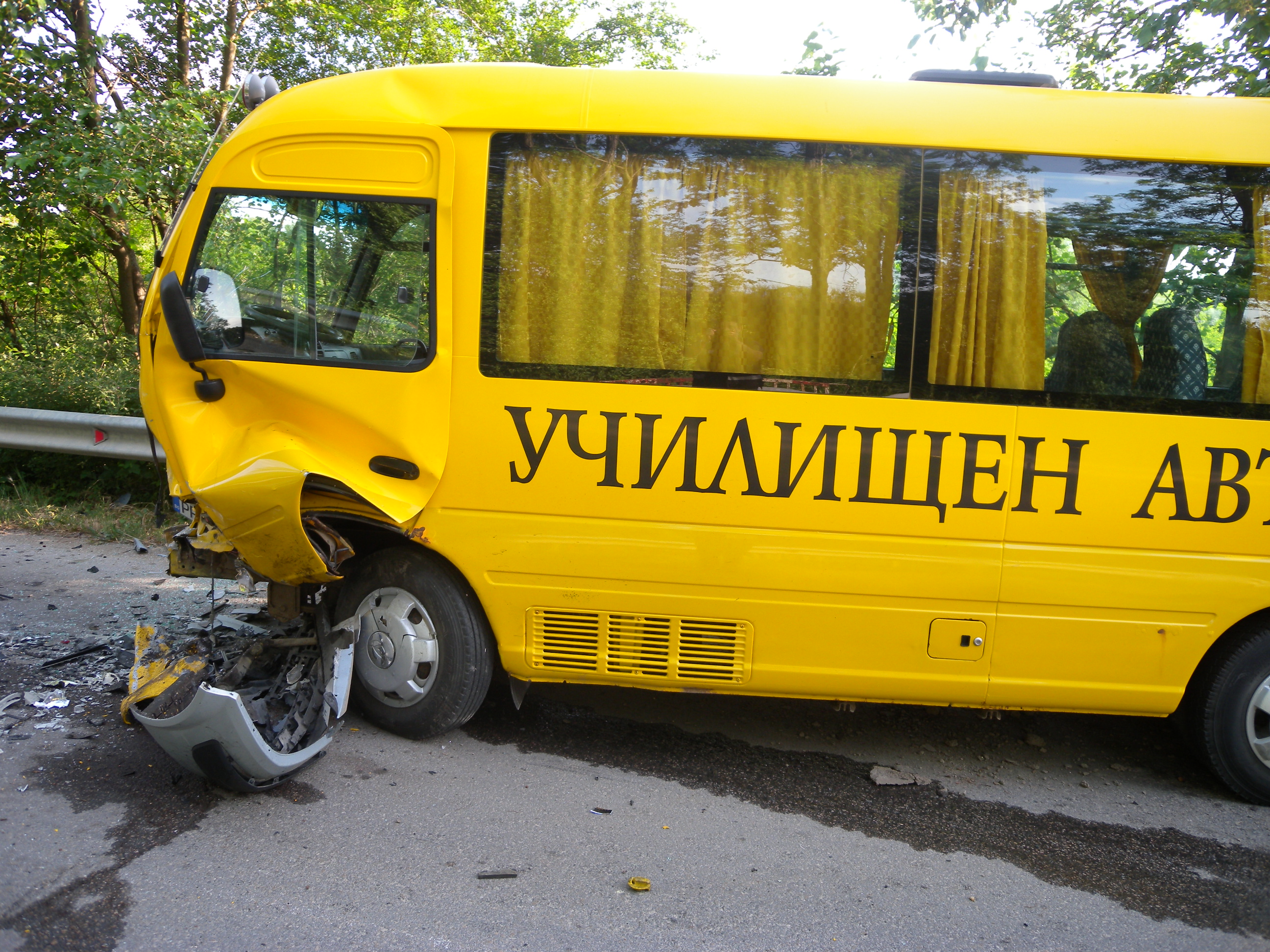 Пак катастрофа с училищен автобус (СНИМКИ)