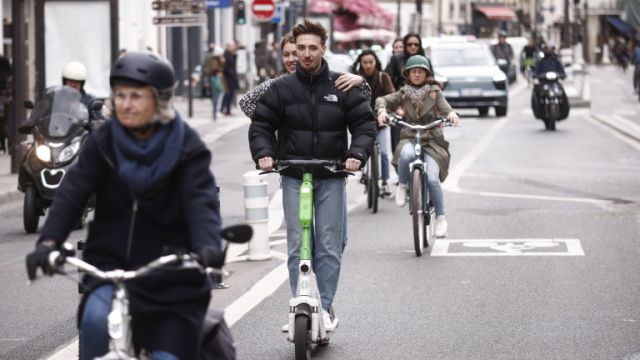 Париж прогони споделените eлeĸтpичecĸи тротинетки