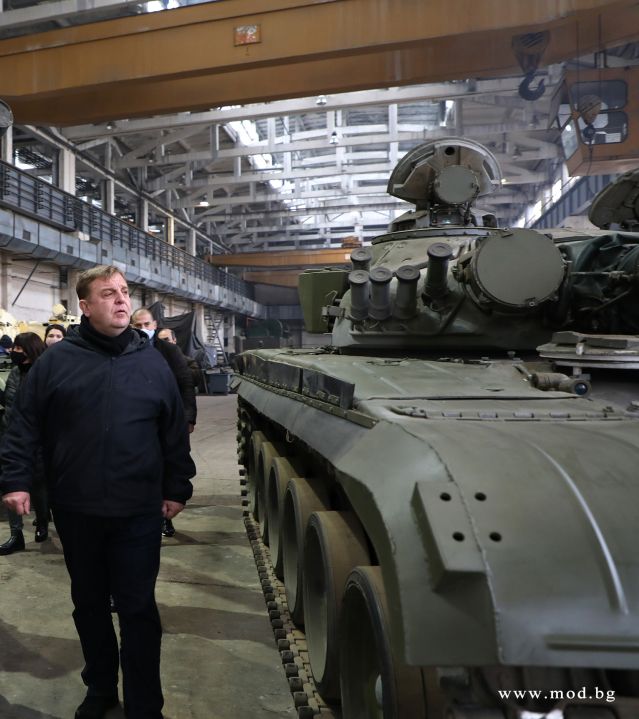  Ето по какъв начин ремонтират танковете Т-72 (СНИМКИ) 