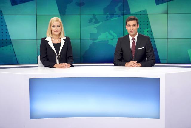  Красивата водеща Филипа Иванова показа занимателни моменти зад кадър в новините на Българска национална телевизия 
