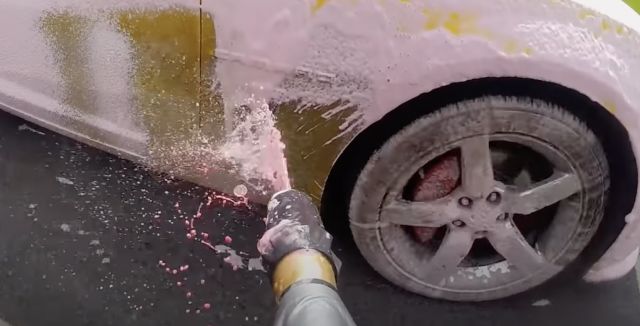 Вижте как се мие кола в движение (ВИДЕО)