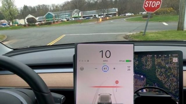 Проблеми за автопилота на Tesla в Германия