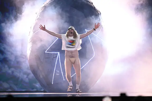 Певец излезе без бельо на сцената на "Евровизия" (ВИДЕО)