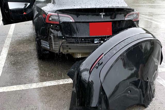 Задната броня на Tesla Model 3 падна в движение (ВИДЕО)