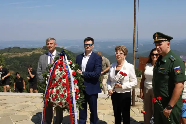  Руският дипломат сервира цветя на Шипка 