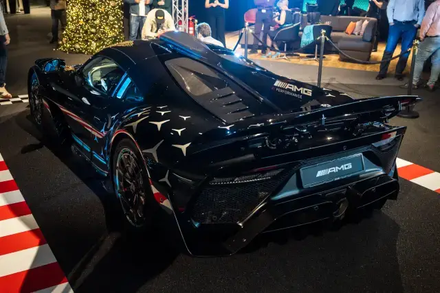 Mercedes привиква съвсем всички бройки от суперскъпия AMG One в сервиза