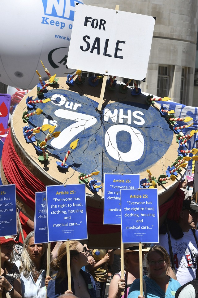 Лондон на протест в защита на общественото здравеопазване
