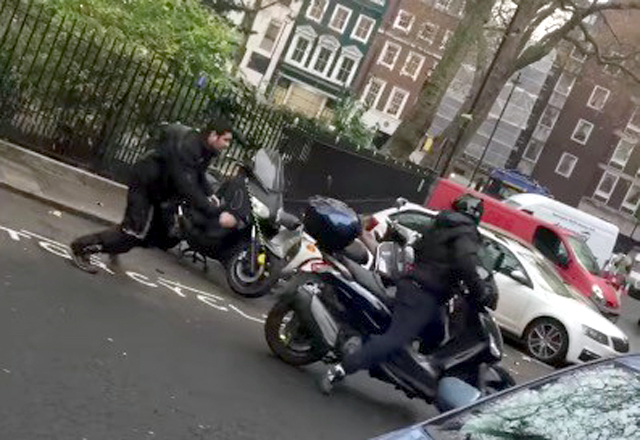 Лондонската полиция вече блъска крадци с мотори (ВИДЕО)