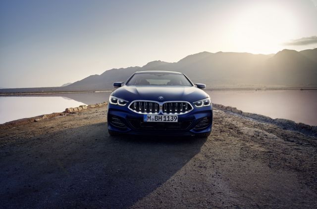 Новото BMW 8 Series дебютира със светещи „бъбреци“