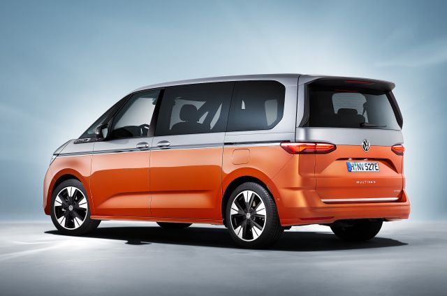 Новият „бус“ на Volkswagen дебютира с хибридно задвижване и платформа от Golf