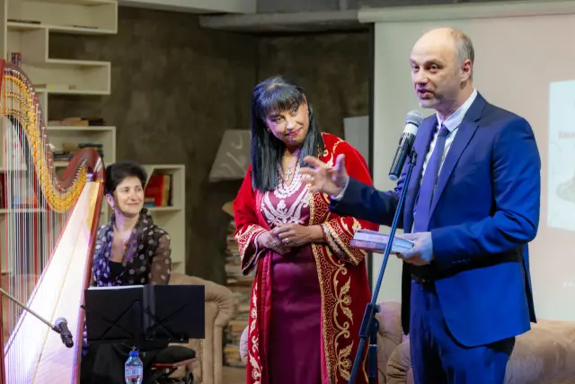  Премиерата на „ Цвете от патрони “ препълни „ Перото “ в НДК (ВИДЕО) 